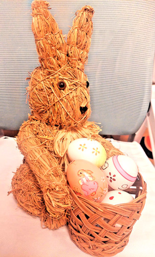 Süßer stroh hase mit korb - stroh,