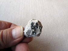 No29  Hauynkristalle, Noesan und Allanit aus der Eifel, Fo. In den Dellen