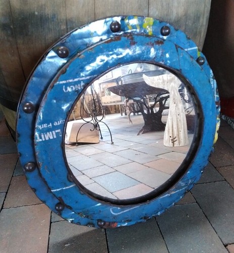 Spiegel aus altem metall - spiegel,