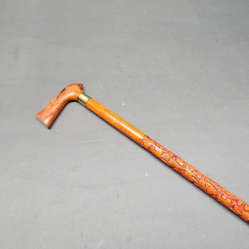 Aufwändig geschnitzter holz - aufwändig,