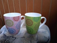 2 bunte Tassen