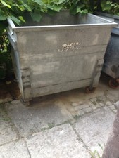 Müll-Großbehälter verzinkt mit Deichselaufnahme und 4 Schwerlastlenkrollen