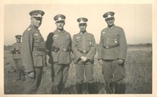 Foto Gruppenbild deutsche Offiziere Felduniform Schirmmütze Orden Abzeichen