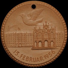2. WELTKRIEG: Porzellan-Medaille 1956. 11 JAHRE BOMBARDIERUNG VON DRESDEN 1945.