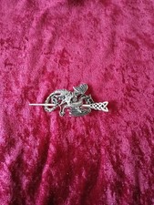 Eine Silberfarbene Haarspange