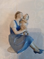Wagner & Apel Porzellanfigur Porzellan Figur Mutter mit Kind blau weiß 18 cm