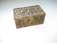 Schatulle Deckeldose aus Bronze mit figürlichem Reliefdekor