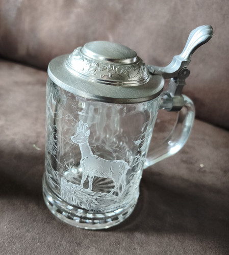 Bierkrug aus glas mit - bierkrug,