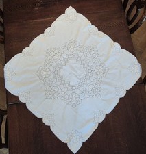 Tischdecke alt Stickerei Lochmuster vintage weiß creme 80 x 80 cm