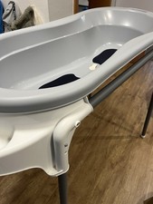 Große Babywanne mit Gestell und Abfluss