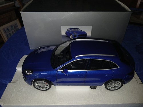 Minichamps porsche macan - 1:18,