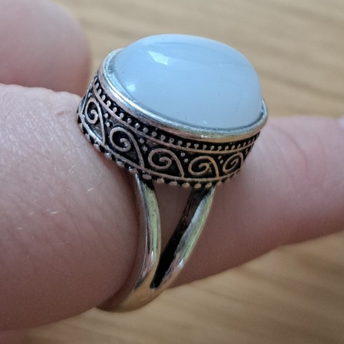 Silberfarbener ring mit - ring,
