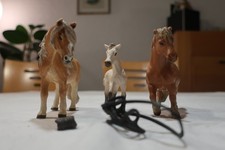 Schleich Pferde, Konvolut Familie mit 3 Pferden und Sattel/Zaumzeug+, G23
