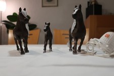Schleich Pferde, Konvolut Familie mit 3 Pferden und Sattel/Zaumzeug, G28