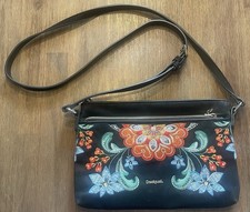 Desigual Damen Umhängetasche Schwarz Blumen