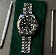 GMTEIKO Bruce Wayne  Seikolex – NH34 Aut GMT | Sapphire | Jubilee Bracelet