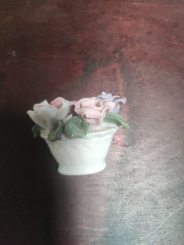 Blumenkörbchen aus porzellan - blumenkörbchen,