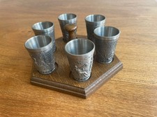 Zinn-Pinnchen mit hübschen  Motiven auf gedrechseltem Holztablett