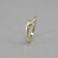 extravaganter Ring in 585/14k Gelbgold mattiert und poliert, Brillant ca. 0,05ct