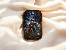 Gruselpuppe auf Friedhof •