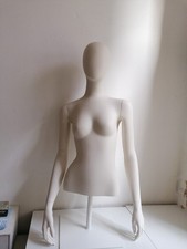 Schaufenster Puppe Torso Weiß