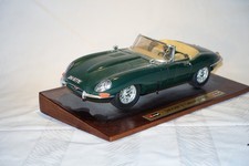 Jaguar E-Type Cabriolet englisch-grün Holzsockel – Bburago 1:18 - Vitrinenmodell