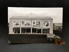 altes Foto Buckel Volvo Kombi Duett vor Händler Geschäft/ weitere Werbung