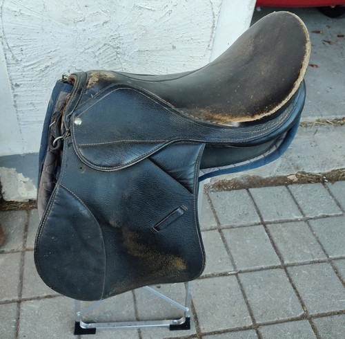 Schwarzer leder dressursattel - schwarzer, leder-dressursattel