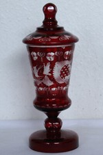 DEKORATIVER ALTER GESCHLIFFENER GLASPOKAL, ÜBERFANGGLAS BÖHMEN #11733