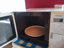 Mikrowelle von Panasonic mit 33 cm Drehteller und vielen Funktionen