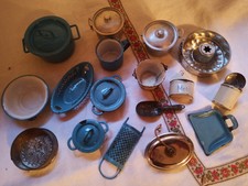 Konvolut, ca. 90 Jahre altes Puppengeschirr aus Holz, Blech etc. 