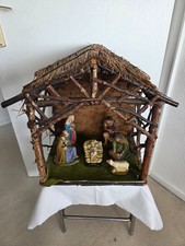 antike Weihnachtskrippe mit Figuren und Hütte aus Holz