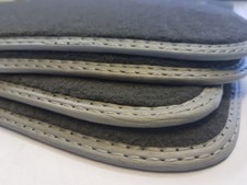 Anthrazitfarbene Fußmatten