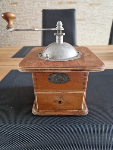 Alte kaffeemühle der - alte, firma