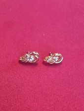 Nachlass,Goldfarbene Ohrringe mit jeweils 3 Strasssteinen. 