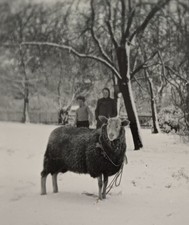 Zwei Frauen stehen im