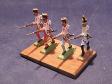 4 Zinn/Bleifiguren,  40 mm,  Soldaten im Angriff