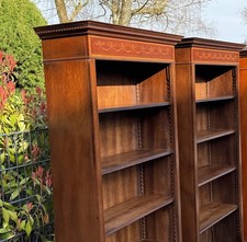 Englischer Bücherregal