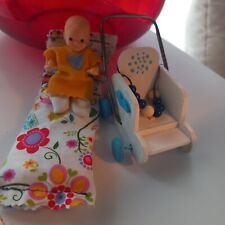 Puppenwagen für Puppenstube bzw Puppenhaus, Püppchen im Steckkissen, + Zubehör