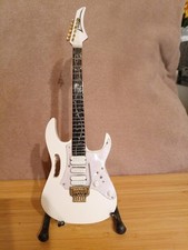 Steve Vai Ibanez Lebensbaum Hals. 25cm Model MiniGitarre mit Stand (10-117)