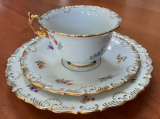 Meissen Porzellan Kaffeegedeck, Streublümchen, Muschelrand, Gold
