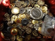 Konvolut / Lot sehr alte Knöpfe aus Metall oder Glas