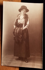 stehende junge schöne Frau