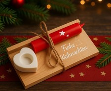 Handgefertigte Weihnachtsdeko aus Holz mit roter Stabkerze und Kerzenhalter