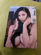 Frau jung posiert  nackt presst ihren, Busen erotisch #20 (15X10) Foto