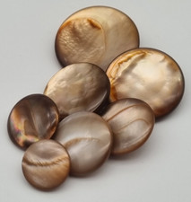 Brauner Perlmutt Ösen-Knopf 11-23 mm / Mother-of-Pearl Button Bouton Nacre P5