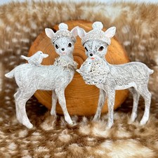 REH-FIGUREN PAAR REHE REHKITZ Winterzeit Deko-Figur Bambi mit Mütze Korb & Vogel