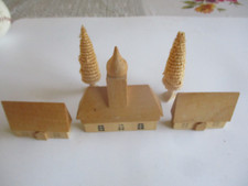 kleine Holz - Kirche, 2 Häuser, 2 Bäumen