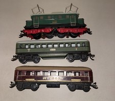 Zeile Spur 0 Lok E44037 Wechselstrom mit zwei D-Zug Wagen einer davon Mitropa 