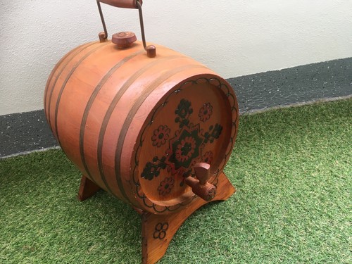Kleines fass aus holz - kleines,